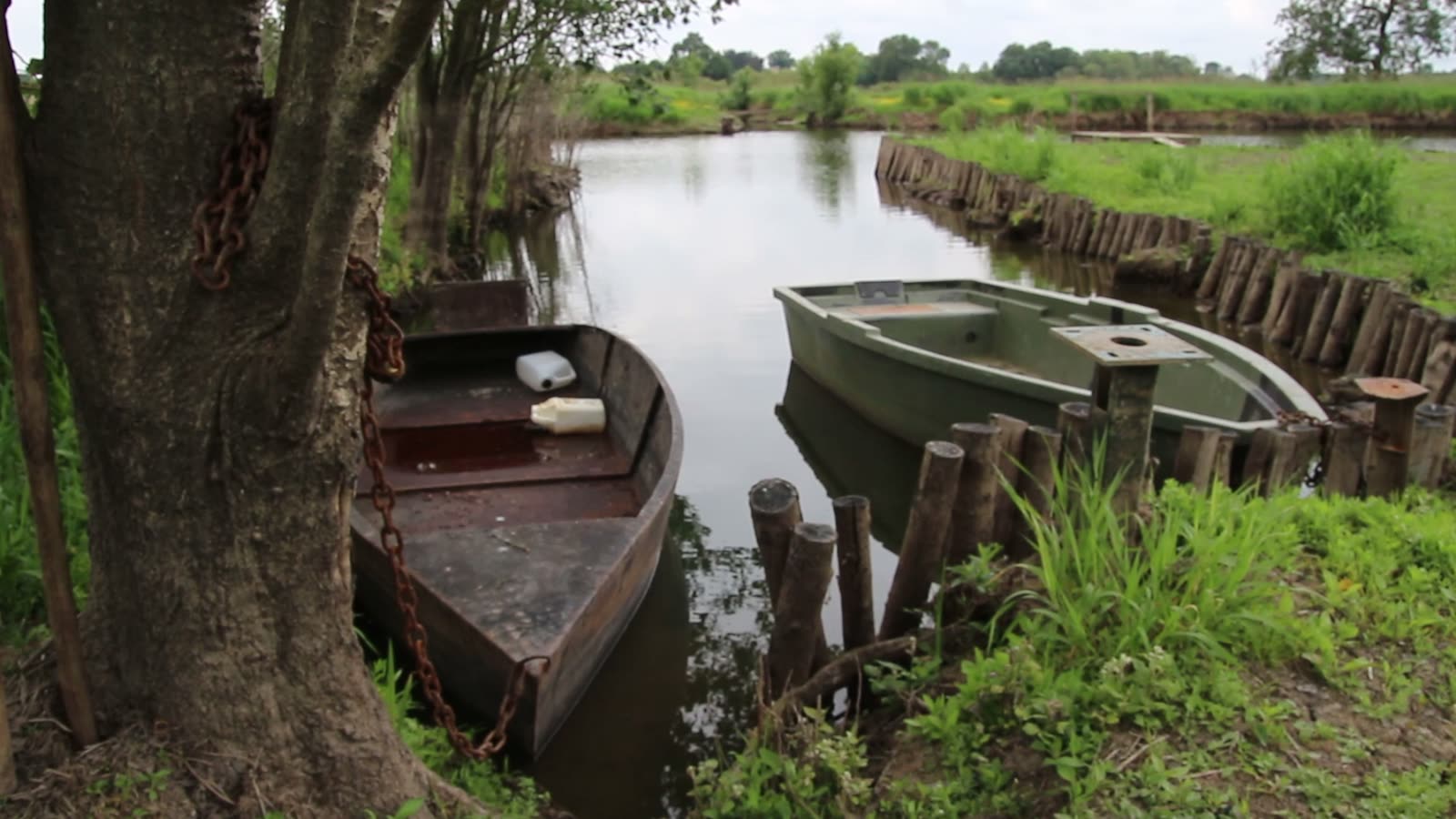 Barques amarrées dans un canal du marais